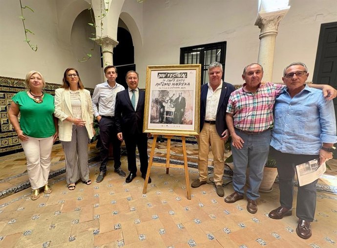 Foto de familia en la presentación del cartel del LXIV Festival de Cante Jondo Antonio Mairena, en una edición dedicada al cantaor Nano de Jerez.