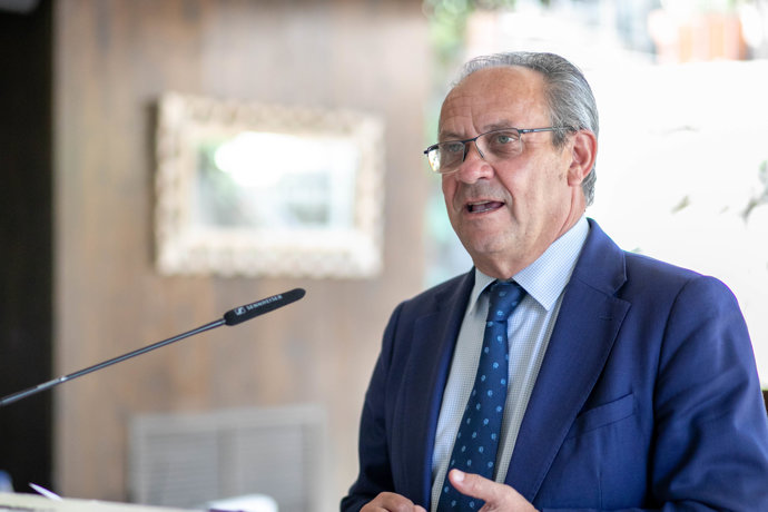 El consejero de Hacienda, Administraciones Públicas y Transformación Digital, Juan Alfonso Ruiz Molina, clausura la Jornada sobre Inteligencia Artificial.