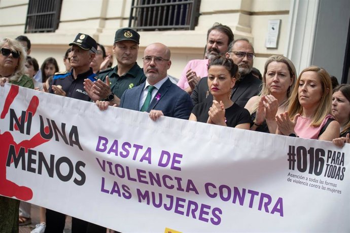 El delegado del Gobierno en la Comunidad de Madrid, Francisco Martín (3i), y la ministra de Juventud e Infancia, Sira Rego (3d), durante el minuto de silencio por el asesinato de una mujer en Getafe