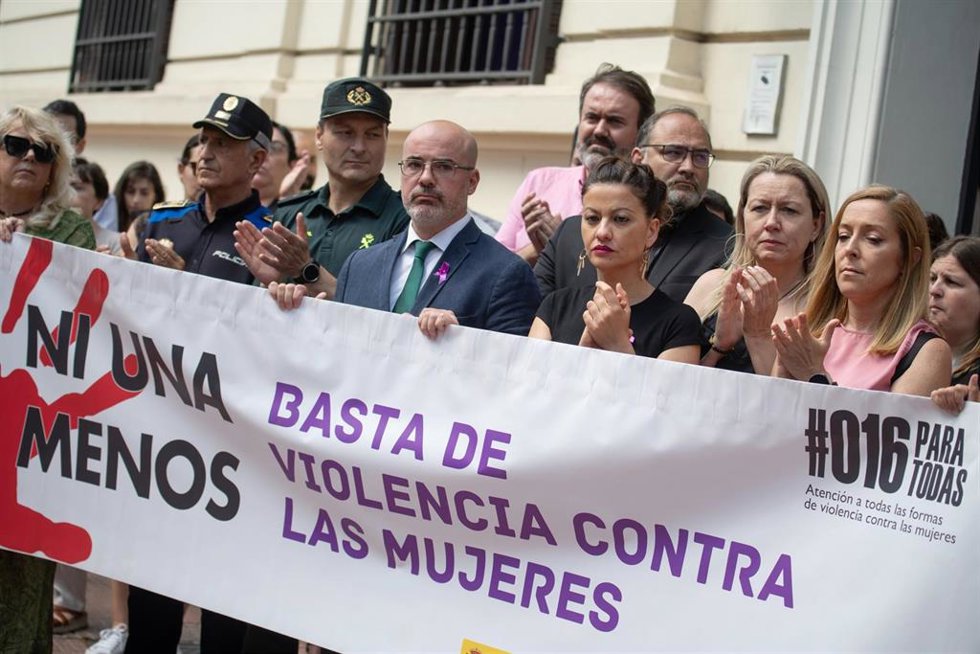 El delegado del Gobierno en la Comunidad de Madrid, Francisco Martín (3i), y la ministra de Juventud e Infancia, Sira Rego (3d), durante el minuto de silencio por el asesinato de una mujer en Getafe