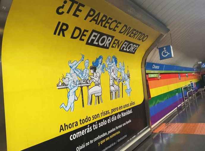 Cartel de la campaña '¿Te parece divertido ir de flor en flor?' en la parada de Metro de Chueca, en Madrid, el 25 de junio de 2025.