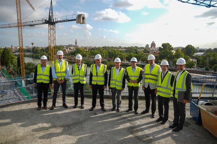 El alcalde de Sevilla, José Luis Sanz, visita las obras de Altadis.