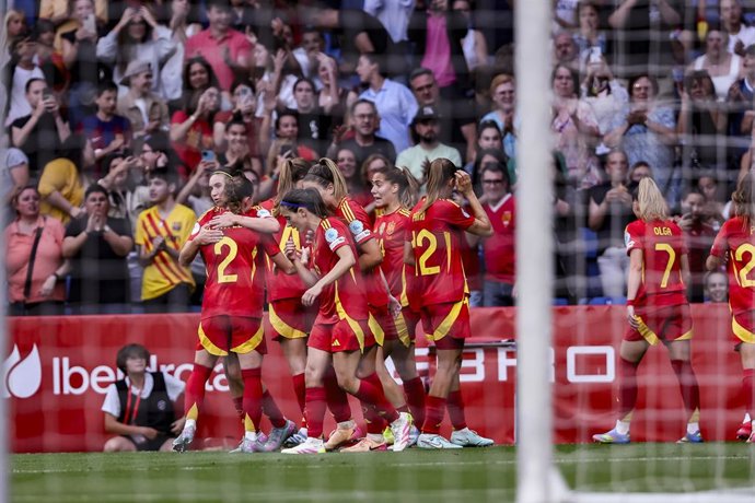 Claudia Pina, da Espanha, comemora um gol com suas companheiras de equipe durante a partida entre Espanha e Inglaterra pela UEFA Womens Nations League 2024/25 Grp A3 MD 6, no Estádio RCDE, em 3 de junho de 2025, em Cornella, Barcelona, Espanha.