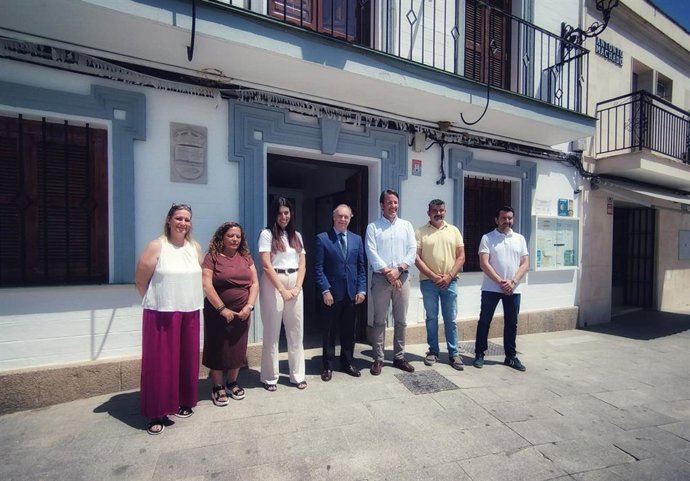 El delegado territorial de Empleo, en Alcolea del Río, presenta los proyectos de formación para la localidad.
