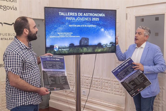 El director de 'Astronomía Cercana', Carlos González Aznar (i), y el diputado de Juventud, José María Bravo.