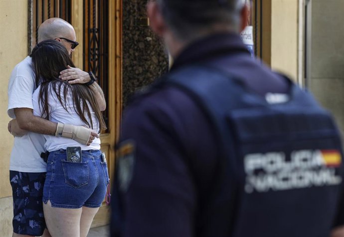 Dos personas se abrazan en el lugar donde han ocurrido los hechos