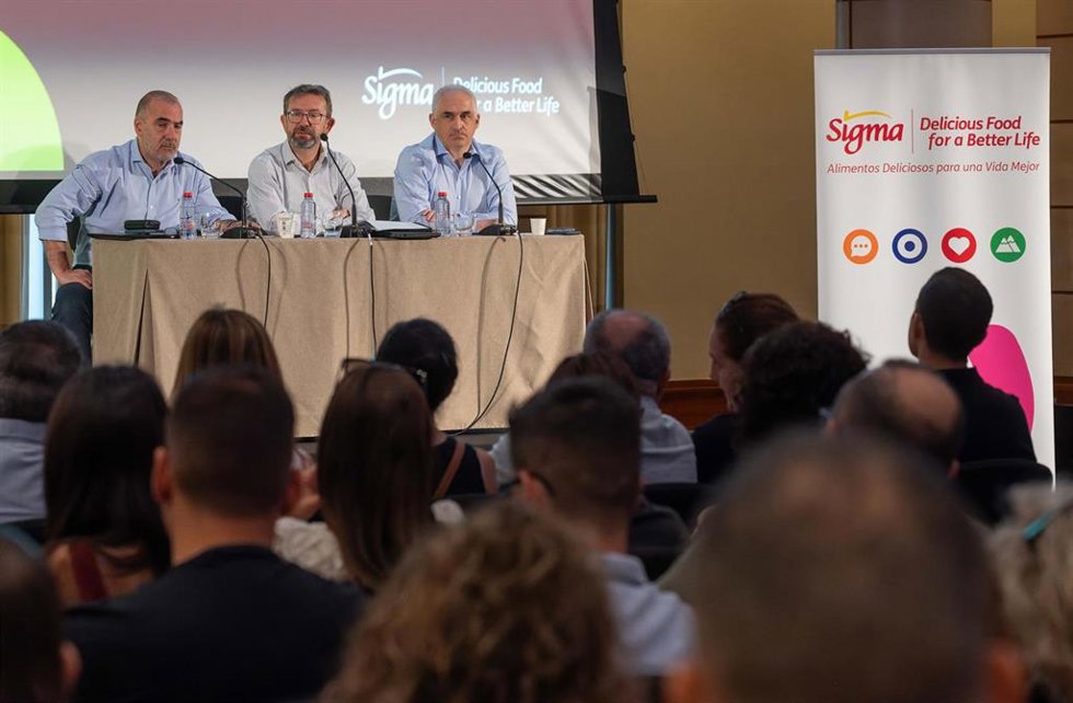 El consejero delegado de Campofrío, Javier Dueñas, y el alcalde de Utiel, Ricardo Gabaldón, durante la presentación de la puesta en marcha de la nueva fábrica en Utiel