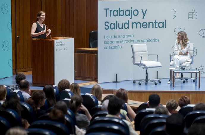 A ministra da Saúde, Mónica García (à esquerda), e a segunda vice-presidente do governo e ministra do Trabalho e da Economia Social, Yolanda Díaz (à direita), apresentam o documento "Trabalho e saúde mental: um roteiro para as administrações de saúde na E