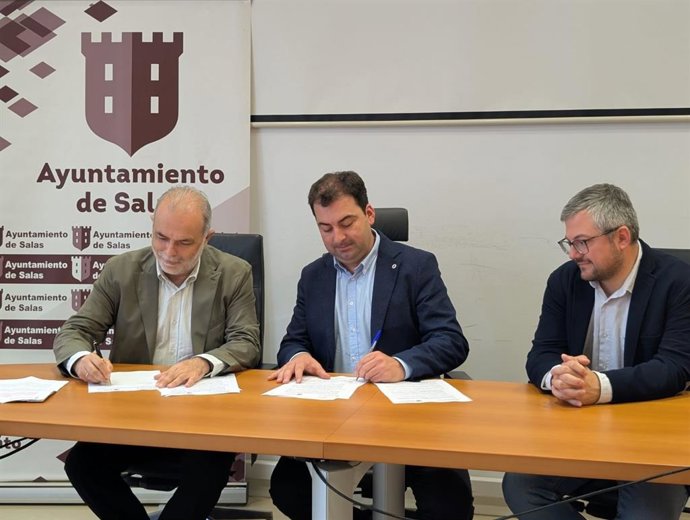 Firma del convenio en el Ayuntamiento de Salas.