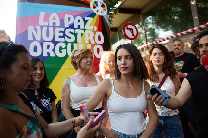 Archivo - La eurodiputada y número dos de Podemos, Irene Montero, atiende a los medios de comunicación durante la manifestación estatal del Orgullo LGTBI+ 2024, a 6 de julio de 2024, en Madrid (España).