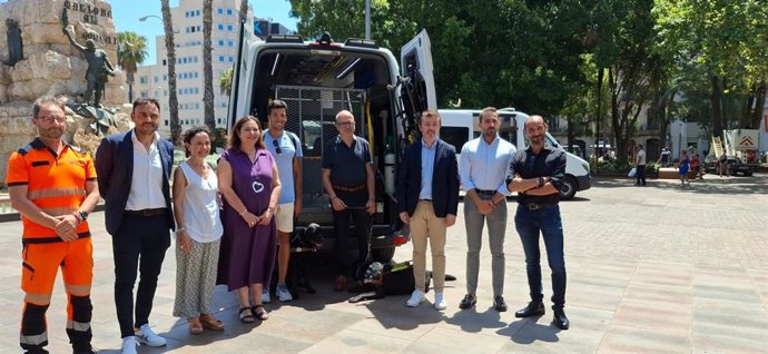 La consellera de Salud, Manuela García, y la presidenta de la ONCE, Alejandra Luque, en la presentación de los cinturones de seguridad para perros guía en las ambulancias.