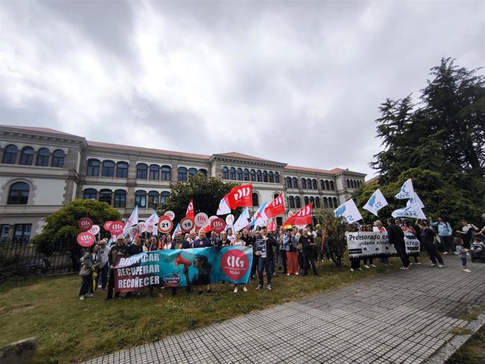 Concentración de la CIG-Ensino ante la Xunta en San Caetano para reivindicar derechos "arrebatados" al profesorado.