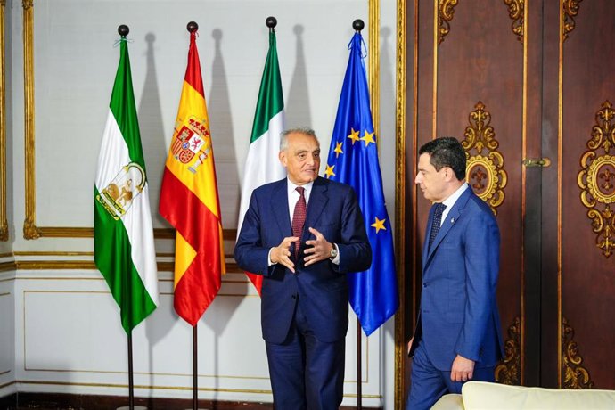 El presidente de la Junta de Andalucía, Juanma Moreno,(d) acompañado del embajador de Italia en España, Giuseppe Buccino (i) durante la reunión mantenida el día de hoy. A 25 de junio de 2025 en Sevilla, Andalucía (España). El presidente de la Junta de And