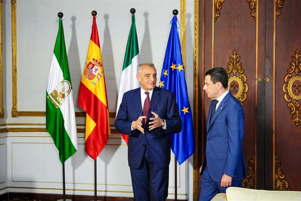 El presidente de la Junta de Andalucía, Juanma Moreno,(d) acompañado del embajador de Italia en España, Giuseppe Buccino (i) durante la reunión mantenida el día de hoy. A 25 de junio de 2025 en Sevilla, Andalucía (España). El presidente de la Junta de A