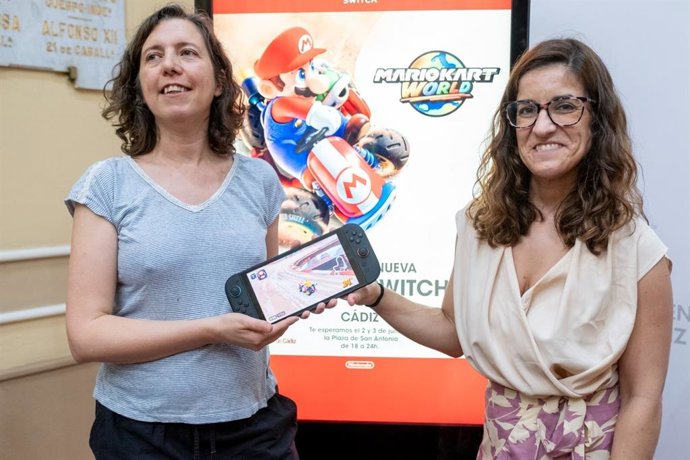 La concejala de Juventud e Infancia en el Ayuntamiento de Cádiz, Gloria Bazán, y Rosa Gil, del Departamento de Prensa de Nintendo, presentan la gira de verano en Nintendo