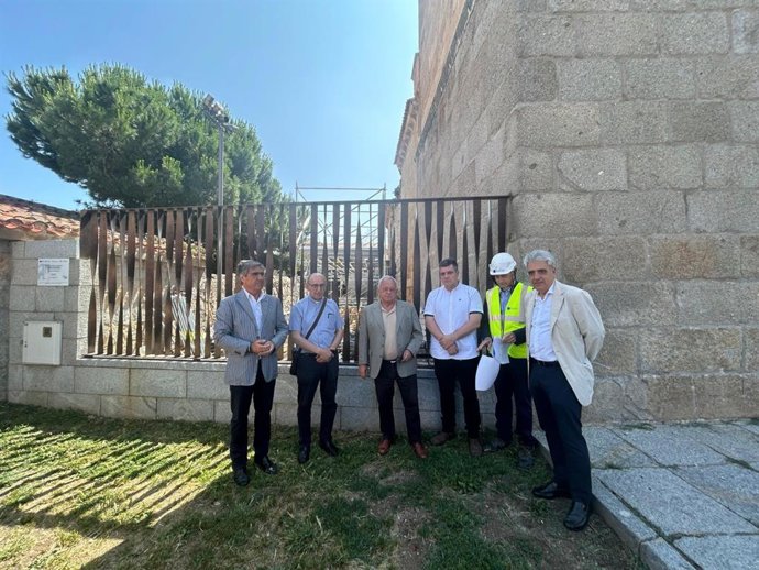 El consejero de Cultura, Gonzalo Santonja, visita la iglesia de San Andrés de Ávila, donde se interviene tras el derrumbe de un  muro en mayo.