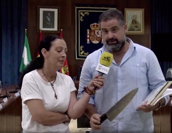 El alcalde de Cartaya, Manuel Barroso, con el cuchillo.