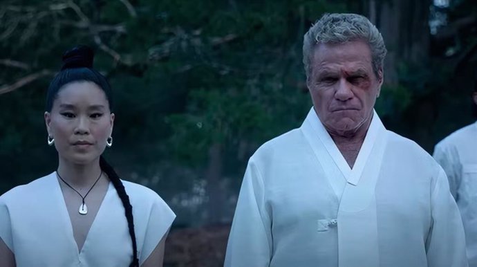 Martin Kove (Cobra Kai) pide perdón por morder a su compañera de reparto en un evento