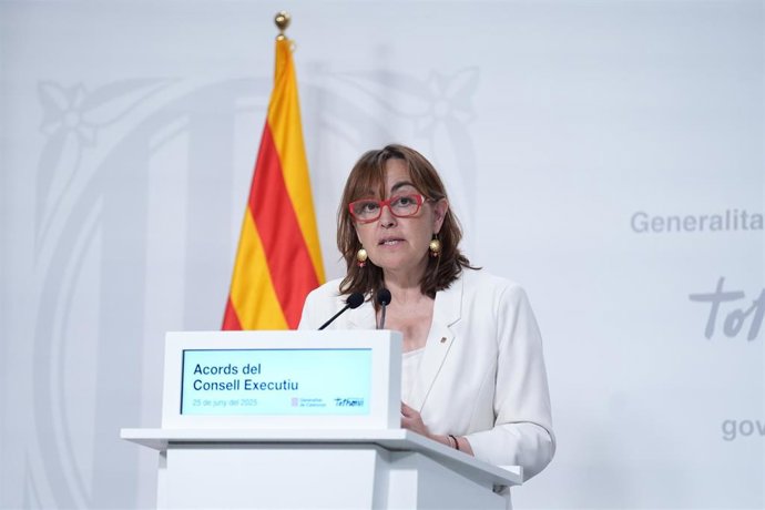 La portavoz del Govern y consellera de Territorio, Vivienda y Transición Ecológica de la Generalitat, Sílvia Paneque, durante una rueda de prensa tras el Consell Executiu semanal, en el Palau de la Generalitat, a 25 de junio de 2025, en Barcelona, Cataluñ