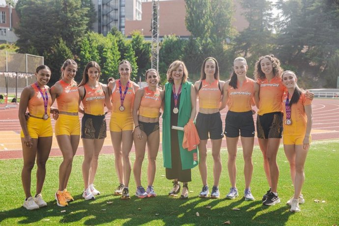 Pilar Alegría junto a las relevistas que ganaron medalla en los World Relays 2025