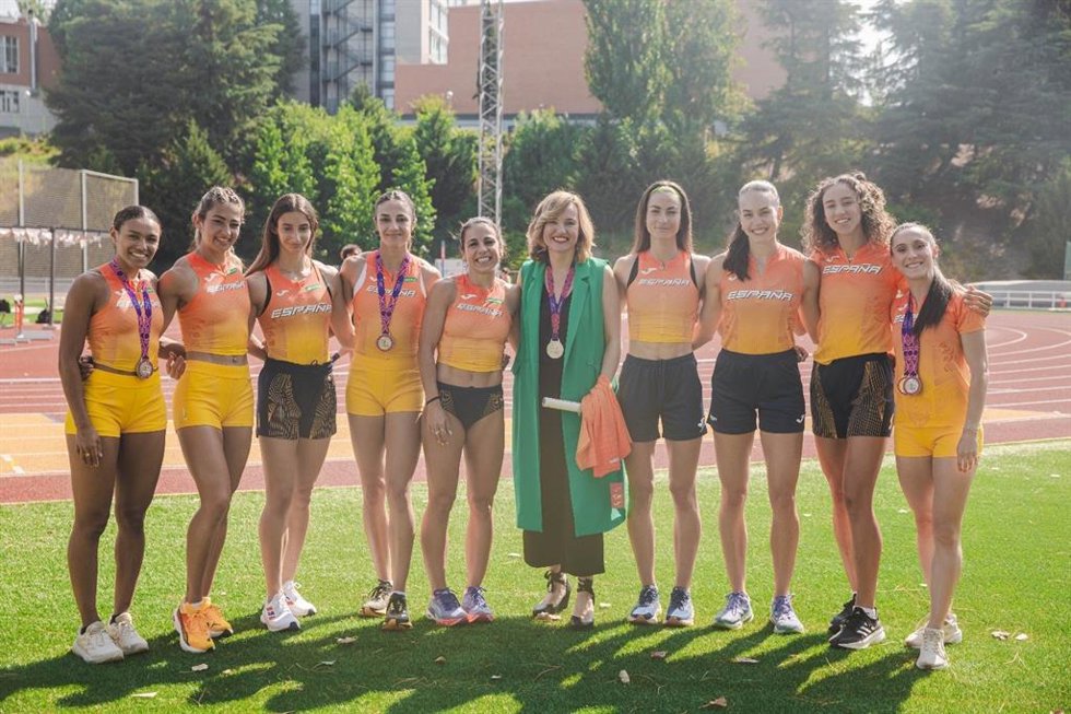 Pilar Alegría junto a las relevistas que ganaron medalla en los World Relays 2025