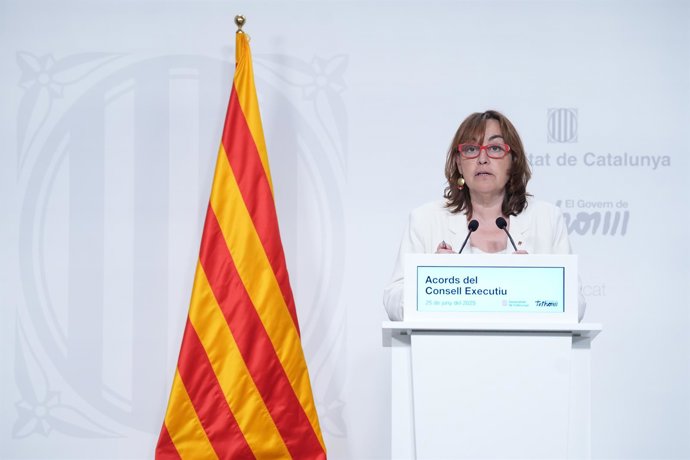 La portavoz del Govern y consellera de Territorio, Vivienda y Transición Ecológica de la Generalitat, Sílvia Paneque, durante una rueda de prensa tras el Consell Executiu semanal, en el Palau de la Generalitat, a 25 de junio de 2025, en Barcelona, Cataluñ