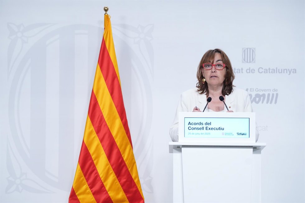 La portavoz del Govern y consellera de Territorio, Vivienda y Transición Ecológica de la Generalitat, Sílvia Paneque, durante una rueda de prensa tras el Consell Executiu semanal, en el Palau de la Generalitat, a 25 de junio de 2025, en Barcelona, Catal