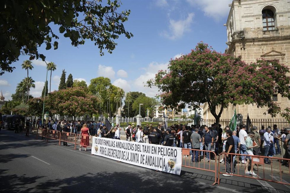 Concentración convocada por Élite Taxi Sevilla ante el Parlamento andaluz.