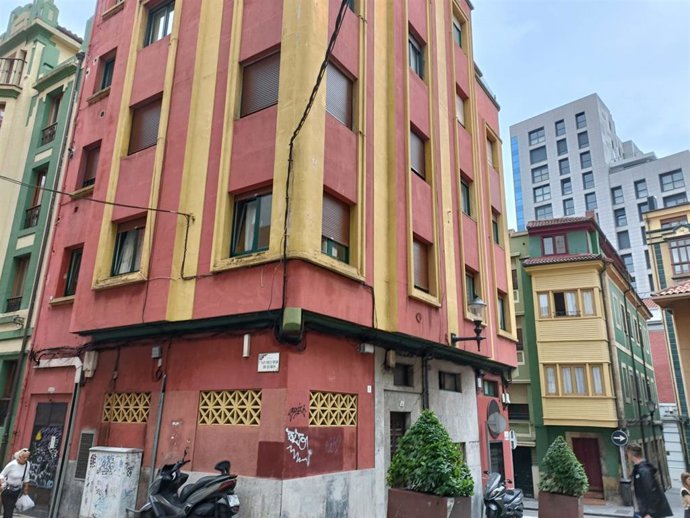 Edificio de Gijón en el que fue hallado un cadáver en una bolsa de basura en la calle Contracay.
