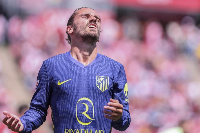 Antoine Griezmann, do Atlético de Madrid, lamenta durante a partida de futebol do Campeonato Espanhol, La Liga EA Sports, disputada entre Girona FC e Atlético de Madrid no Estadio de Montilivi em 25 de maio de 2025 em Girona, Espanha.