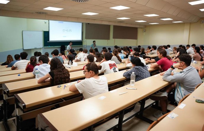 Imágenes de la primera jornada de la Prueba de Acceso a la Universidad en Andalucía en la Facultad de Medicina.