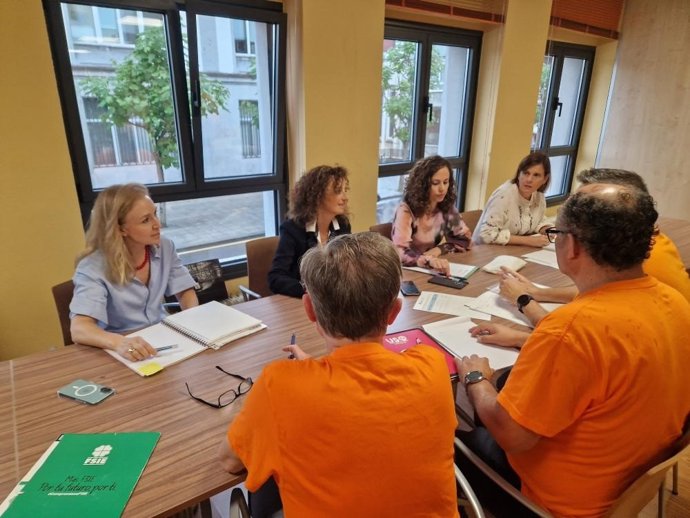 La consejera Eva Ledo en la reunión de este miercoles con los portavoces de Otecas, USO y FSIE, acompañada por la directora general de Centros y Red 0-3 Años, Cristina Blanco.