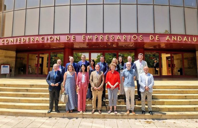 Foto de familia ante la sede de CEA.