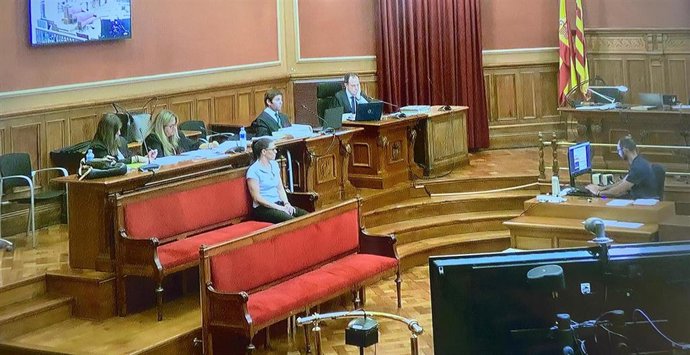 La falsa opositora a mossos acusada de matar a su pareja en Ripollet (Barcelona) en 2023 durante la primera sesión del juicio con jurado en la Audiencia de Barcelona