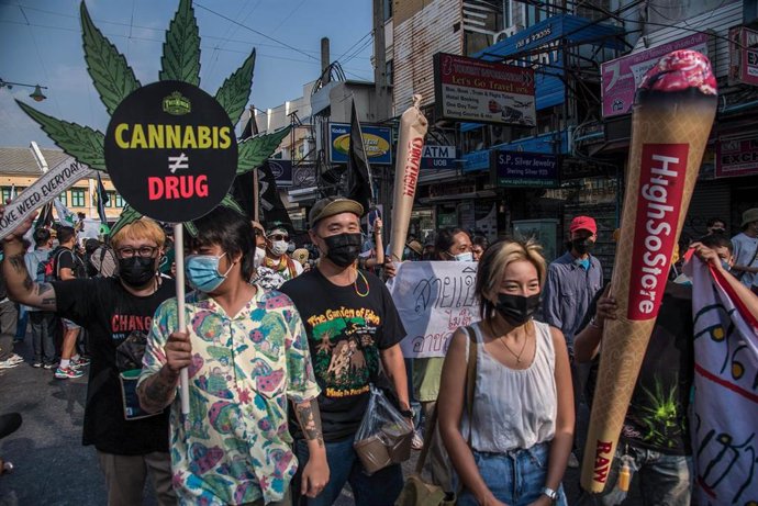 Archivo - Imagen de archivo de una protesta en Tailandia a favor de la despenalización del consumo de cannabis.