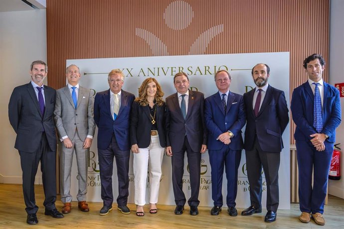 El ministro de Agricultura, Luis Planas, y representantes de  Grandes Pagos del Olivar
