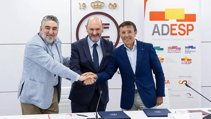 El presidente de la RFEF, Rafael Louzán, el presidente del Consejo Superior de Deportes, José Manuel Rodríguez Uribes, y el presidente de ADESP, José Hidalgo.