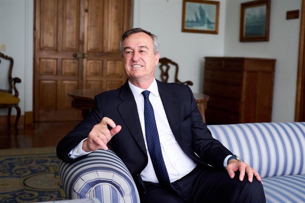 El consejero delegado de Banco Sabadell, César Gónzalez-Bueno, durante la segunda jornada de este año del seminario de APIE en la UIMP, en el Palacio de la Magdalena, a 25 de junio de 2025, en Santander, Cantabria (España). . La sesión se titula El sec