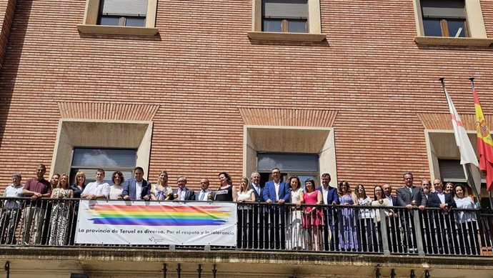 El balcón de la Diputación Provincial de Teruel luce la bandera LGTBI