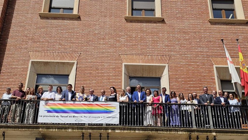 El balcón de la Diputación Provincial de Teruel luce la bandera LGTBI