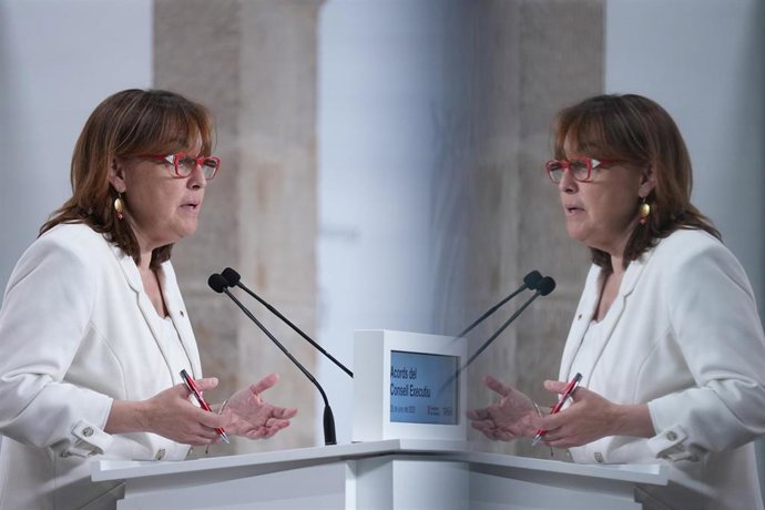 La portavoz del Govern y consellera de Territorio, Vivienda y Transición Ecológica de la Generalitat, Sílvia Paneque, durante una rueda de prensa tras el Consell Executiu semanal, en el Palau de la Generalitat, a 25 de junio de 2025, en Barcelona, Cataluñ