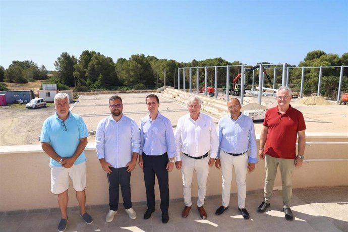 El presidente del Consell de Mallorca, Llorenç Galmés, visita las obras en el polideportivo de Ses Ramones.