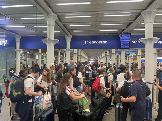 25 June 2025, United Kingdom, London: Passengers at St Pancras International station in London, as Eurostar trains are suffering severe delays and cancellations after two track fatalities and cable theft. Photo: Robert White/PA Wire/dpa