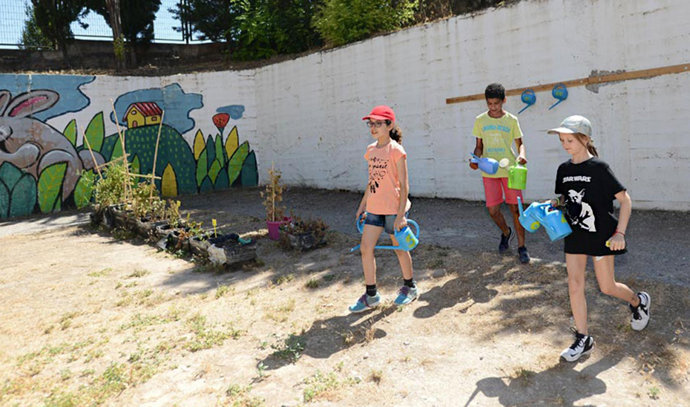 Archivo - Menores participantes en una escuela de verano.