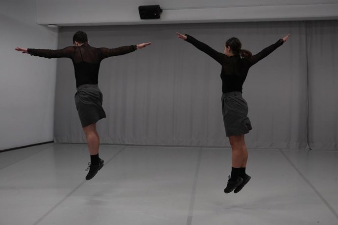 Imagen de bailarines en una sala.