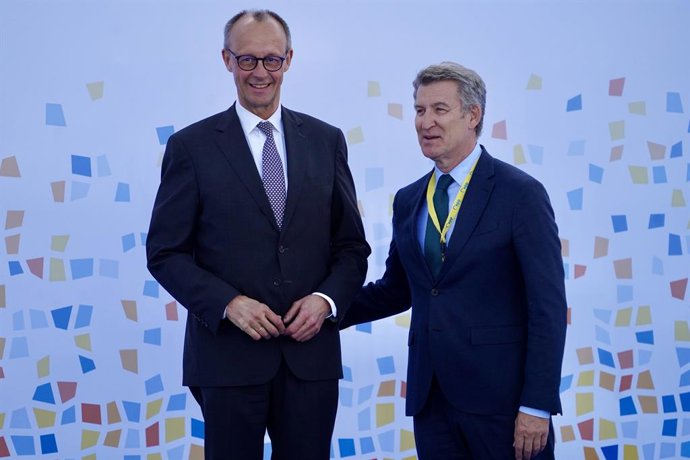 Archivo - El líder del PP, Alberto Núñez Feijóo (d), y el presidente del CDU alemán, Friedrich Merz (i), durante el Congreso del Partido Popular Europeo (PPE), en la Feria de Valencia, a 29 de abril de 2025, en Valencia, Comunidad Valenciana (España). Est