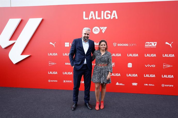 Archivo - Rubén Alcaine junto a Beatriz Álvarez durante un acto de LaLiga