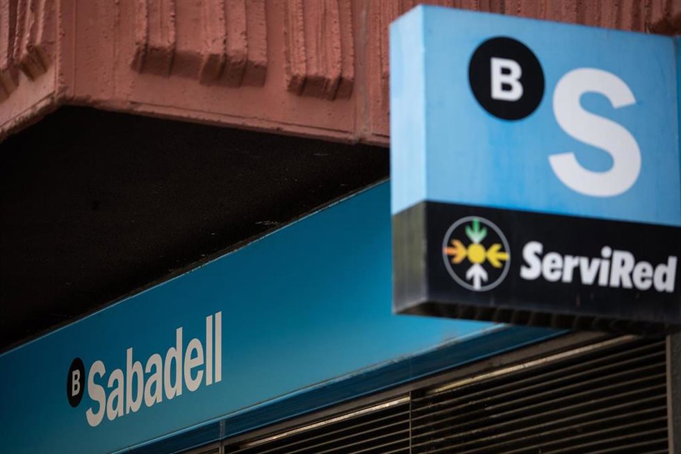 Archivo - Una de las oficinas de Sabadell