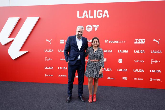 Archivo - Ruben Alcaine e Beatriz Alvarez participam da apresentação da marca da nova LaLiga EA Sports para a próxima temporada 2023/24, realizada nos estúdios da Netflix em 3 de julho de 2023, em Madri, Espanha.