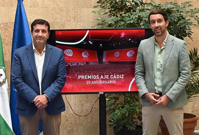 El teniente de alcaldesa y delegado de Transformación Digital y Simplificación Administrativa en el Ayuntamiento de Jerez de la Frontera (Cádiz), José Ignacio Martínez, y el presidente de AJE Cádiz, Juan Antonio Parra.